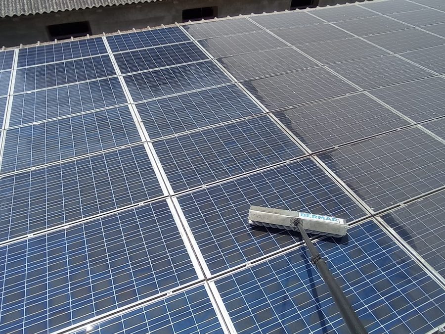 Pulizia di pannelli fotovoltaici con la spazzola