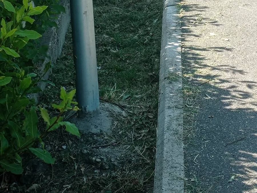 Giardinaggio, sfalcio dell'erba lungo un marciapiede